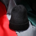 Gorro de punto de angora negro de doble capa gruesa con textura suave y peluda - M (56-58cm) / Negro