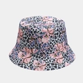 Détail d'un chapeau bob à motif léopard avec des motifs floraux roses éclatants - Motif Floral Rose Imprimé Léopard (10#色)
