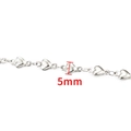 Makroaufnahme einer 5mm polierten silbernen Herzgliederkette für DIY-Schmuckzubehör - Stahlfarbe Pfirsichherzkette 5 mm