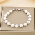 Dettaglio del bracciale con perle d'acqua dolce bianche e perline d'argento con chiusura - Color Acciaio