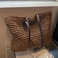 Große dunkelbraune gewebte Stroh-Shopper-Tasche mit Leder-Schulterriemen und Reißverschluss - Kaffeebraun