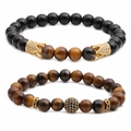 Dettaglio del set di bracciali con pietre occhio di tigre e ciondoli corona dorati su bianco - Occhio di Tigre Marrone Nero Lucido (Occhio di Tigre 3 Set 3)