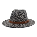 Detailansicht eines Fedora mit Leopardenmuster, braunem Wildlederband und Goldschnalle - Grau