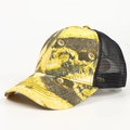 Dettaglio laterale di un cappello da baseball trucker mesh con stampa graffiti gialla. - Regolabile / Giallo Tie-Dye