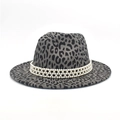 Dettaglio del cappello fedora leopardato con fascia decorativa a tre strati di perle bianche - M(56-58cm) / Leopardo Grigio