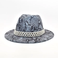 Dettaglio del cappello fedora pitonato grigio-blu con elegante triplo filo di perle finto - M (56-58cm) / Blu