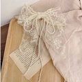 Elegante clip de pelo de encaje blanco crema con perlas en bandeja de madera - Pinza Lazo Encaje Beige con Borla de Perlas