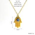 Makroaufnahme von Hand der Fatima und blauem Auge Anhänger an 18K vergoldeter Kette - Goldene Hamsa-Hand mit Bösem Blick (ZG1648)