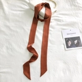Elegante foulard in seta color caramello annodato al manico della borsa per styling - 200cm / Caramello