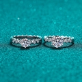 Anello moissanite in argento sterling S925 con montatura a sei griffe e pavé a nido d'ape - US 10 / Moissanite da 0,5 Carati