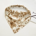 Detailaufnahme des floralen Vintage-Kopftuchs mit hochwertiger Stoffstruktur - Zweigbraun