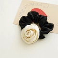 Detail van een handgemaakte satijnen scrunchie met een roos in zwart en crème - Melkwitte Roos