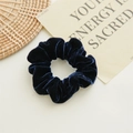 Vista dettagliata di un elastico per capelli in velluto blu scuro con texture morbida - Blu navy