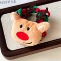 Detail eines Weihnachts-Haargummis mit Plüsch-Rentierkopf und festlichen Glöckchen - Rentiergeweih