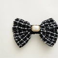 Dettaglio macro del fiocco in tweed scozzese con decorazione di perle a bordo oro - Fiocco per capelli / Molletta in Tweed Nero