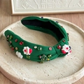 Détail du serre-tête de Noël vert noué avec Père Noël, sapins et strass colorés - Style d'accessoires de Noël verts / Vert