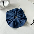 Detalle del coletero de tela vaquera azul oscuro con textura plisada en fondo blanco - Azul Denim Medio Extragrande
