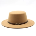 Détail d'un canotier en laine camel avec bande en cuir marron et rivets en bronze - M (56-58cm) / Chameau