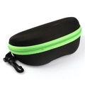 Primer plano de funda de EVA negra para gafas con cremallera verde neón y gancho - 16.5cmx8cmx6.5cm / Estuche de almacenamiento negro con cremallera / Cremallera Verde Fluorescente
