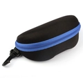 Primer plano de estuche de EVA negro para gafas con cremallera azul y gancho portátil - 16.5cmx8cmx6.5cm / Estuche de almacenamiento negro con cremallera / Cremallera Azul