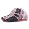 Gorra de béisbol rosa con estampado de periódico negro y visera curva de algodón - Rosa