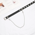Ceinture punk en cuir noir avec œillets et chaîne argentée sur fond en tissu blanc - Ceinture + Chaîne