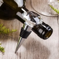Elegante tappo per vino in cristallo con base in metallo su superficie di legno - Tappo per Vino in Cristallo