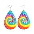 Bunte Lederohrringe in Tropfenform mit Regenbogen-Batikmuster und Silberhaken - Regenbogen Tie Dye Tropfen