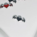 Vue détaillée de pendentifs cœur gothique avec ailes argentées en émail rouge et noir - Noir