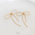 Dettaglio di ciondoli a fiocco in oro 14K fatti a mano con finitura in filo metallico - Grande senza anello (45x35mm) / Placcato Oro 14K