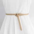 Ceinture fine nouée en cuir PU beige minimaliste sur une robe blanche plissée - 100cm / Kaki
