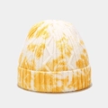 Détail du motif tie-dye jaune et blanc et de la maille torsadée d'un bonnet chaud - M (56-58cm) / Vague Jaune Blanc Batik