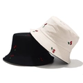 Dettaglio del ricamo di ciliegie su cappelli da sole reversibili neri e beige - M (56-58cm) / Reversibile Nero e Beige