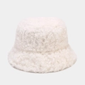 Primer plano de la suave textura de felpa blanca en un gorro tipo pescador para invierno - M / Blanco