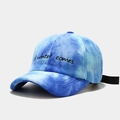 Detail van blauwe tie-dye pluche honkbalpet met zwart 'if winter comes' borduursel - Verstelbaar / 3# Blauw Zwart Tie-dye