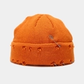 Detailansicht der orangefarbenen Strickmütze mit Distressed-Löchern und silbernen Metallringen - M (56-58cm) / Orange