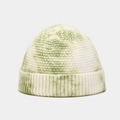 Gedetailleerd overzicht van de groen-witte tie-dye gebreide textuur van een hippe muts - M (56-58cm) / Groen
