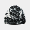 Detailweergave van de zwart-witte tie-dye gebreide textuur op deze winterse dockermuts - M (56-58cm) / Zwart