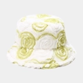 Détail d'un bob en peluche blanche avec applique florale de rose 3D vert clair raffiné - M (56-58cm) / vert clair