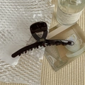 Dettaglio molletta per capelli in acetato marrone con scritta dorata France Handmade - 13cm Incrociato