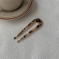 Detail of tortoise shell U-shaped hair fork with elegant acetate leopard pattern - Light Tortoiseshell