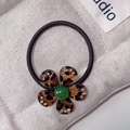 Detalle de coletero con flor de leopardo, cuenta verde y brillantes cristales strass - 6# Coletero con Perla Verde