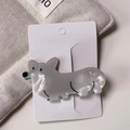 Détail macro d'une pince à cheveux Corgi en acétate marbré sur carte de présentation - Environ 7cm*3.8cm / Gris