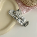 Detail of a cat-shaped hair clip made of acetate with black and white marble patterns - Black & Beige Grid - Lily Style