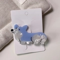 Détail macro d'une pince à cheveux Corgi en acétate bleu et blanc à l'effet nacré - Environ 7cm*3.8cm / Bleu