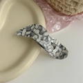 Dettaglio molletta per capelli a becco d'anatra in acetato con trama bianca e nera su vassoio - Artiglio Per Capelli Ala / Griglia Nero e Beige - Stile Ala