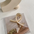 Detalle de la pinza de pelo de acetato mármol crema con muelle metálico en color dorado - Color Sirena - Clip Dorado