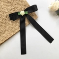 Detalle de un lazo de satén negro con rosa crema y cintas colgantes muy elegantes - Negro