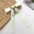 Detalle del lazo para el cabello crema con cinta verde y rosa de tela hecha a mano - Beige