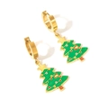 Makroaufnahme vergoldeter Weihnachtsbaum-Ohrringe mit bunten Emaille-Akzenten - Goldene Weihnachtsbaum-Serie - Ohrringe